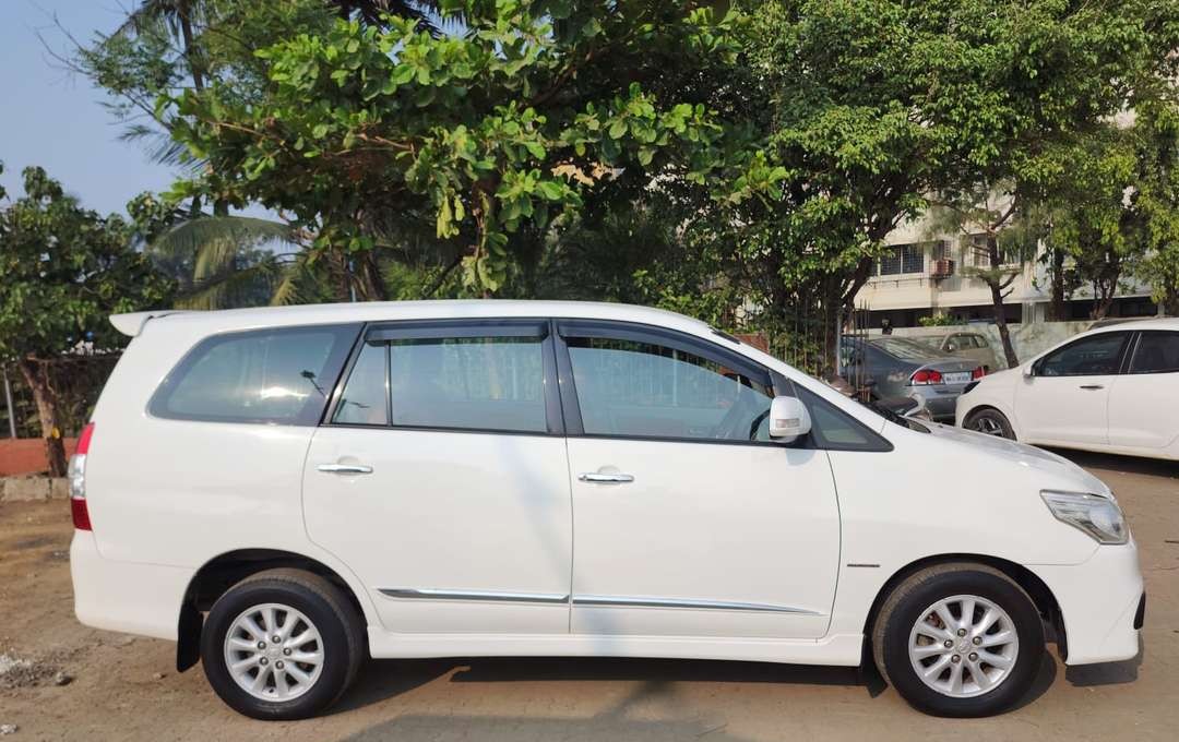 toyota innova (2014)
