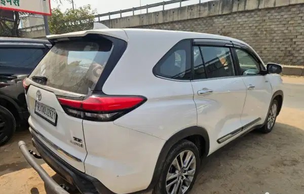 toyota innova hycross (2023)