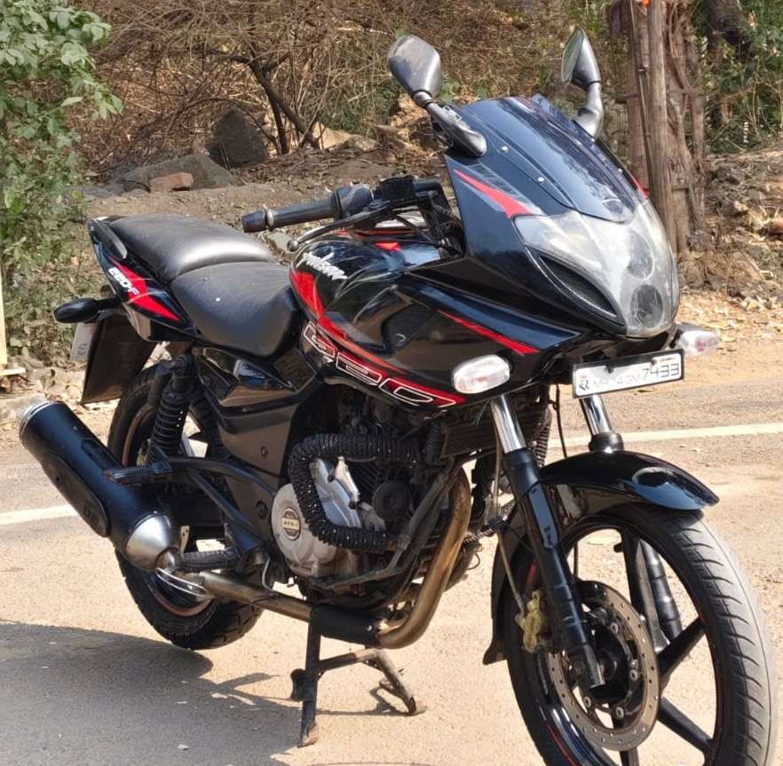 bajaj pulsar 220 f (2017)