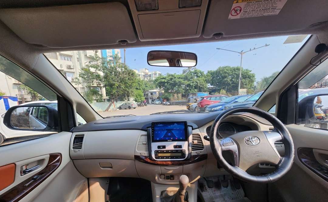 toyota innova (2014)