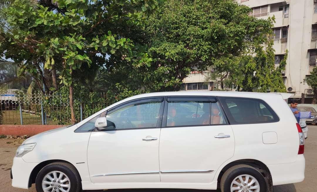 toyota innova (2014)
