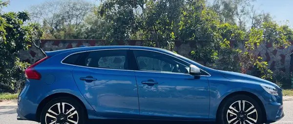 volvo v40 (2018)