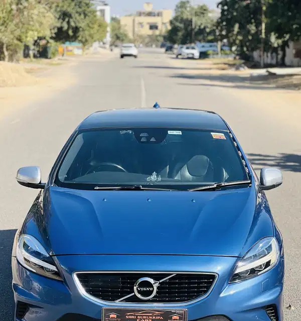 volvo v40 (2018)