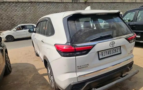 toyota innova hycross (2023)