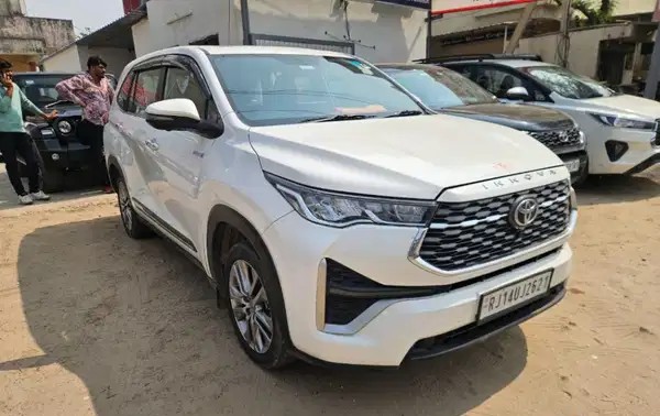 toyota innova hycross (2023)