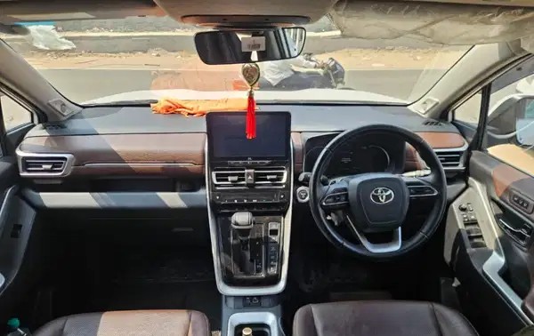 toyota innova hycross (2023)